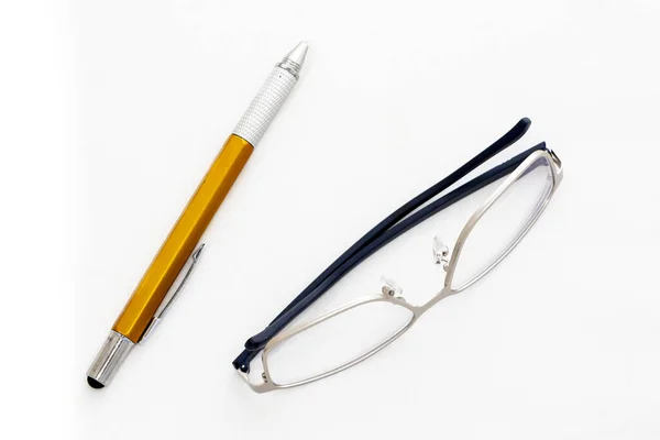 Fashion reading glasses and pen on white background — Stock Photo, Image