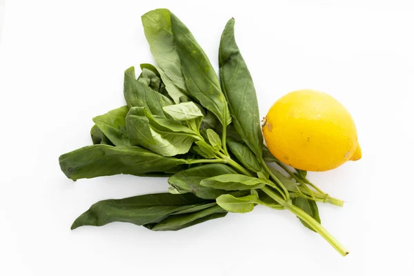 Hrst čerstvé zelené bazalky a žlutý citron na vaření — Stock fotografie