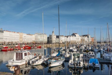 Bir Coruna, İspanya. Aralık 2012: Güneşli bir kış gününde Darsena de la Marina liman manzaralı spor gemileri