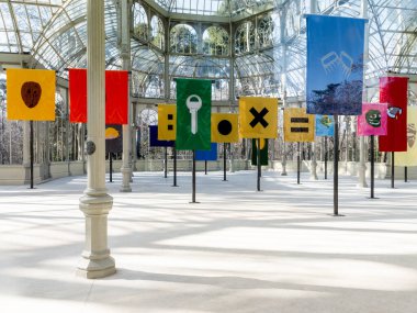 Madrid, İspanya. Jan 2020: Palacio de Cristal, Parque del Retiro 'da halka açık sanat eserleri tabelaları sergisi
