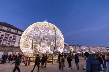 Bir Coruna, İspanya. Aralık 2012: La Marina rıhtımında Noel için devasa Noel topu ışıkları