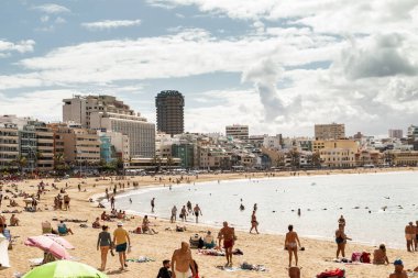 Las Palmas, Gran Canaria Adası, İspanya - Ocak 2020: Playa de las Canteras 'ta insanlar yüzüyor ve dinleniyorlar