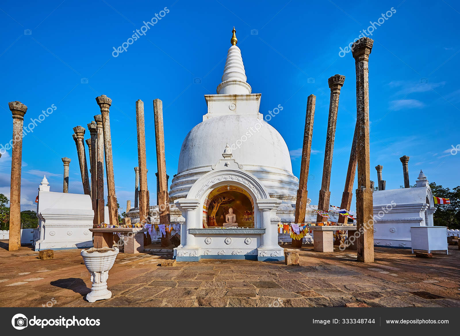 Thuparamaya is the first Buddhist temple in Sri Lanka. — Stock Photo ©  salinger #333348744, image size:1600x1167