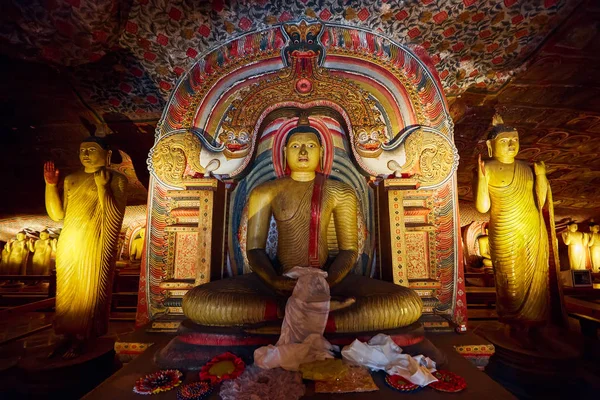 Buda sentada, estatua en el templo de la cueva de Dambulla. Templo de oro de Dambulla de la UNESCO Imagen de archivo