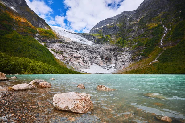Glaciar Boyabreen es una rama lateral del Jostedalsbreen.. Fotos de stock libres de derechos