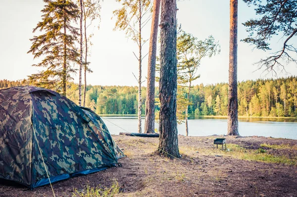Gölün kıyısında kamp çadırı olan orman manzarası — Stok fotoğraf
