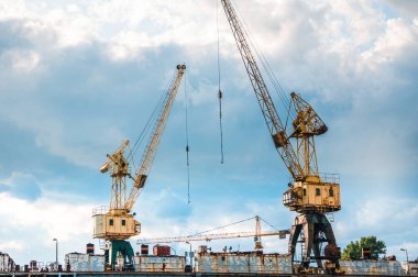 Paslı terk edilmiş yük vinçleri şehir sanayi bölgesinde