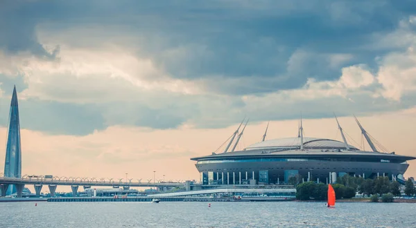 St.Petersburg, Oroszország - 2019. július 23. - A Gazprom Arena stadion és a Lakhta Center felhőkarcolója a Neva folyóból. Jogdíjmentes Stock Képek