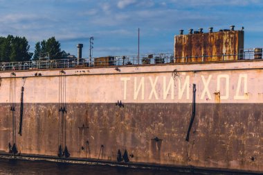 Rus harfleriyle yüzen liman - St. Petersburg, Rusya 'da yavaş hız