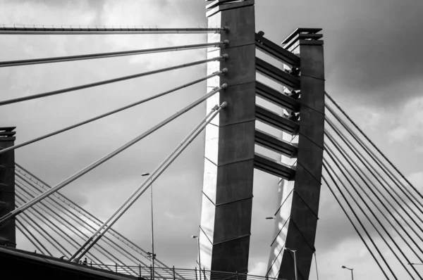 Vista cercana del puente de cable alojado en San Petersburgo, Rusia — Foto de Stock