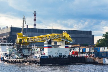 St. Petersburg, Rusya - 23 Temmuz 2019 - Almaz tersanesi yakınlarında yüzen vinç
