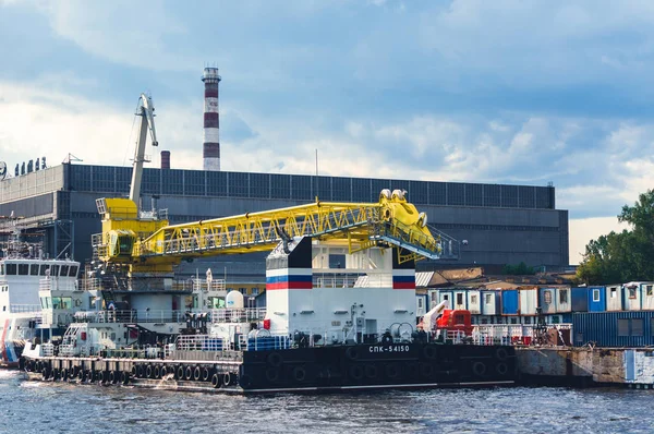 St.Petersburg, Oroszország - 2019. július 23. - Lebegő daru az Almaz hajógyár közelében Jogdíjmentes Stock Fotók