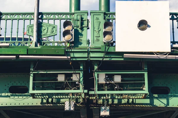 다리 구간에 있는 선박들을 위한 교통 신호등 — 스톡 사진