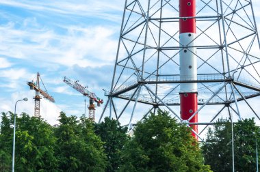 Yakınlarda inşaat vinçleri olan St. Petersburg TV kulesinin yakın görüntüsü.