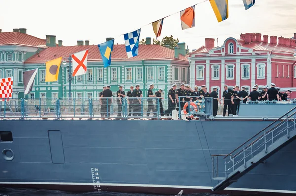 ST.PETERSBURG, RUSSIA - 23 LUGLIO 2019 - Nave da guerra russa con equipaggio alla celebrazione della Giornata della Marina Militare — Foto Stock