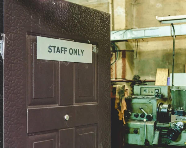 Open door with sign staff only to car repair shop room — Stockfoto