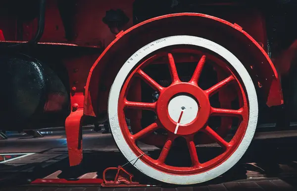 고풍 스러운 증기 기관차의 바퀴 — 스톡 사진