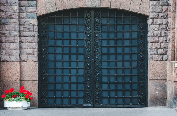 Porte forgée fermée à l'église catholique chrétienne — Photo