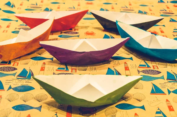 Разноцветные бумажные лодки на фоне мультфильма симметрично расположены Лицензионные Стоковые Изображения
