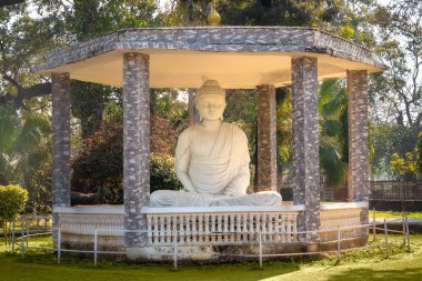Kamu parkındaki Gautam Buddha heykeli Jalandher, Punjab, Hindistan.