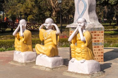 Mahatma Gandhi 'nin Üç Maymun pozisyonunda üç Statu,