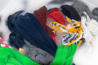 Beyaz arkaplanda siyah kablosuz klavye faresi izole