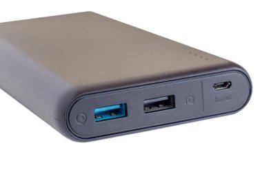 Beyaz arkaplanda siyah kablosuz klavye faresi izole