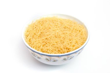 Ahşap bir kasede Vermicelli makarna. beyaz arkaplan