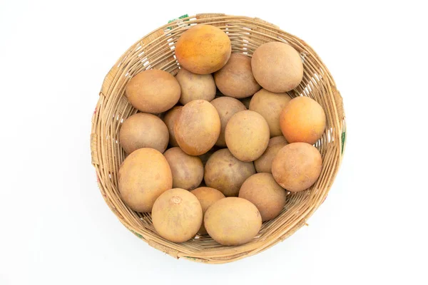 Beyaz arkaplanda yalıtılmış Chikoo veya sapodilla meyvesi