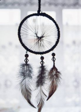  İçerideki bir rüya yakalayıcısının fotoğrafı.