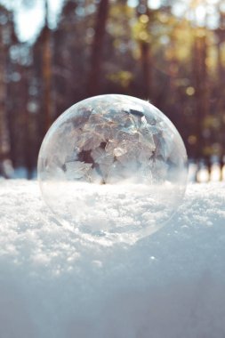 Soğuk bir kış gününde donmuş sabun köpükleri