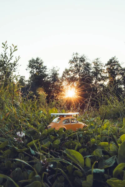 Coche Juguete Bosque Puesta Del Sol — Foto de Stock