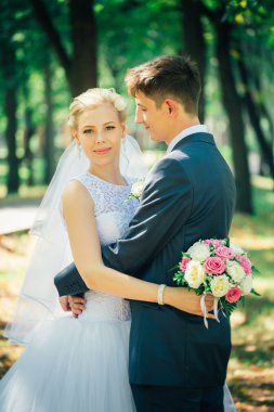 portre gelin ve damat park sokak arka plan üzerinde