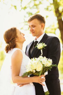 Park geçmişinde bir çift gelin ve damat