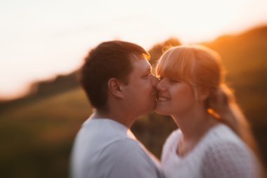 aşk hikayesi erkek ve kadın üzerinde arka plan haystack portresi