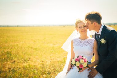 Gelin ve damat alan arka plan üzerinde