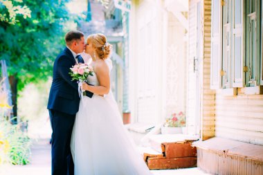 Gelin ve damat şehrin arka planında