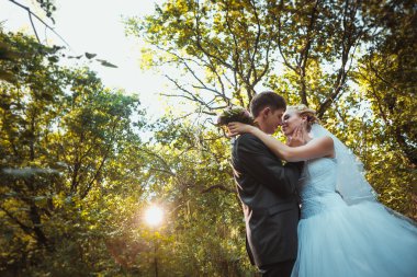 Gelin ve damat orman arka planında