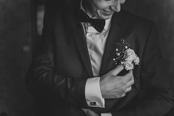 Foto en blanco y negro de una joven novia de pie en la ventana de fondo — Foto de Stock