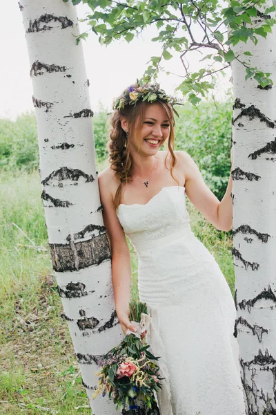 Портрет нареченої на фоні листя і лісу — стокове фото
