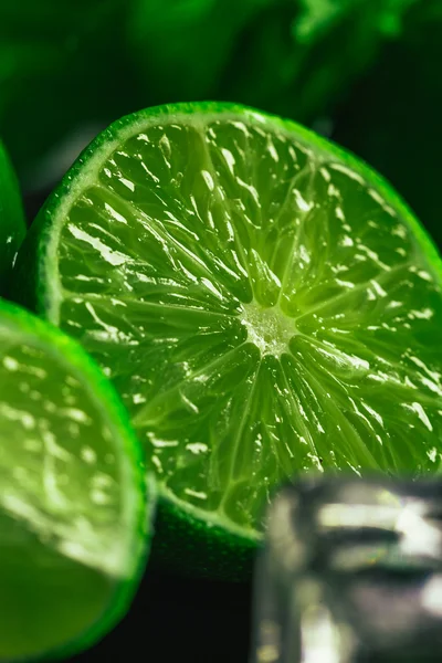 Menthe verte fraîche et glaçon citron vert en gros plan sur un fond sombre — Photo