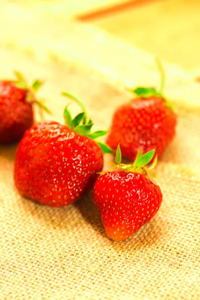 Ein paar Beeren mit frischen Erdbeeren auf einem Stoff — Stockfoto