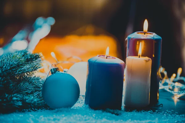 Рождественские украшения с безделушками и свечами для прихода четвертого сезона свечи горят — стоковое фото