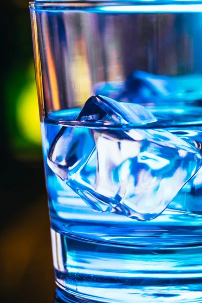 Two glasses of vodka with ice closeup — Stock Photo, Image