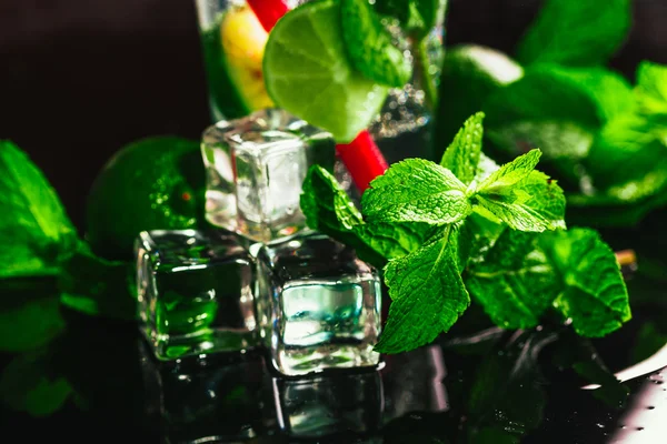 Mojito szalmával lime és menta ice cube közeli piros pohár — Stock Fotó