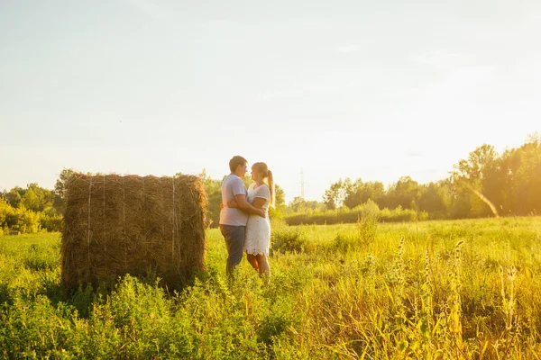 Milostný příběh muž a žena na pozadí obrazy slunce — Stock fotografie
