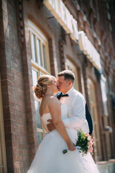 Bruid en bruidegom op de achtergrond van de stad — Stockfoto