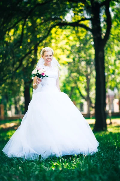 Portrait the bride on the background of the park — Stock Photo, Image