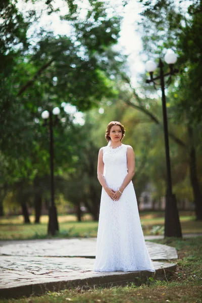 背景の公園に若い花嫁の肖像画 — ストック写真