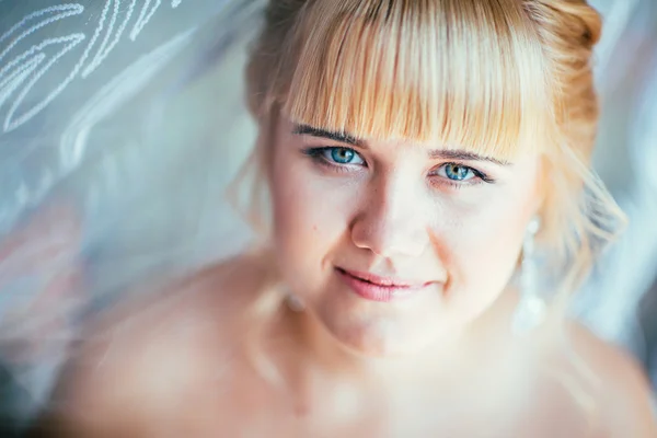 Портрет молодой красивой счастливой невесты у окна — стоковое фото